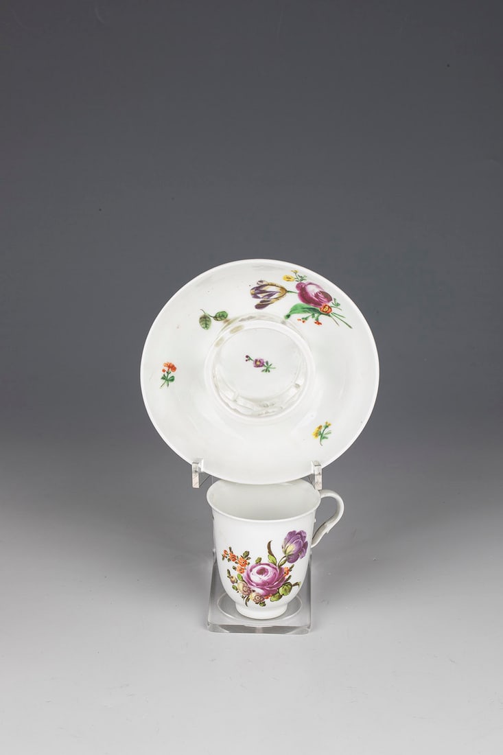 Aspen: Trembleuse Vienna, c. 1800 Tall, slender cup shape with slightly flared lip rim on a narrow, narrow standing ring. Raised volute handle. All around with colourfully painted garden flowers and foliage.