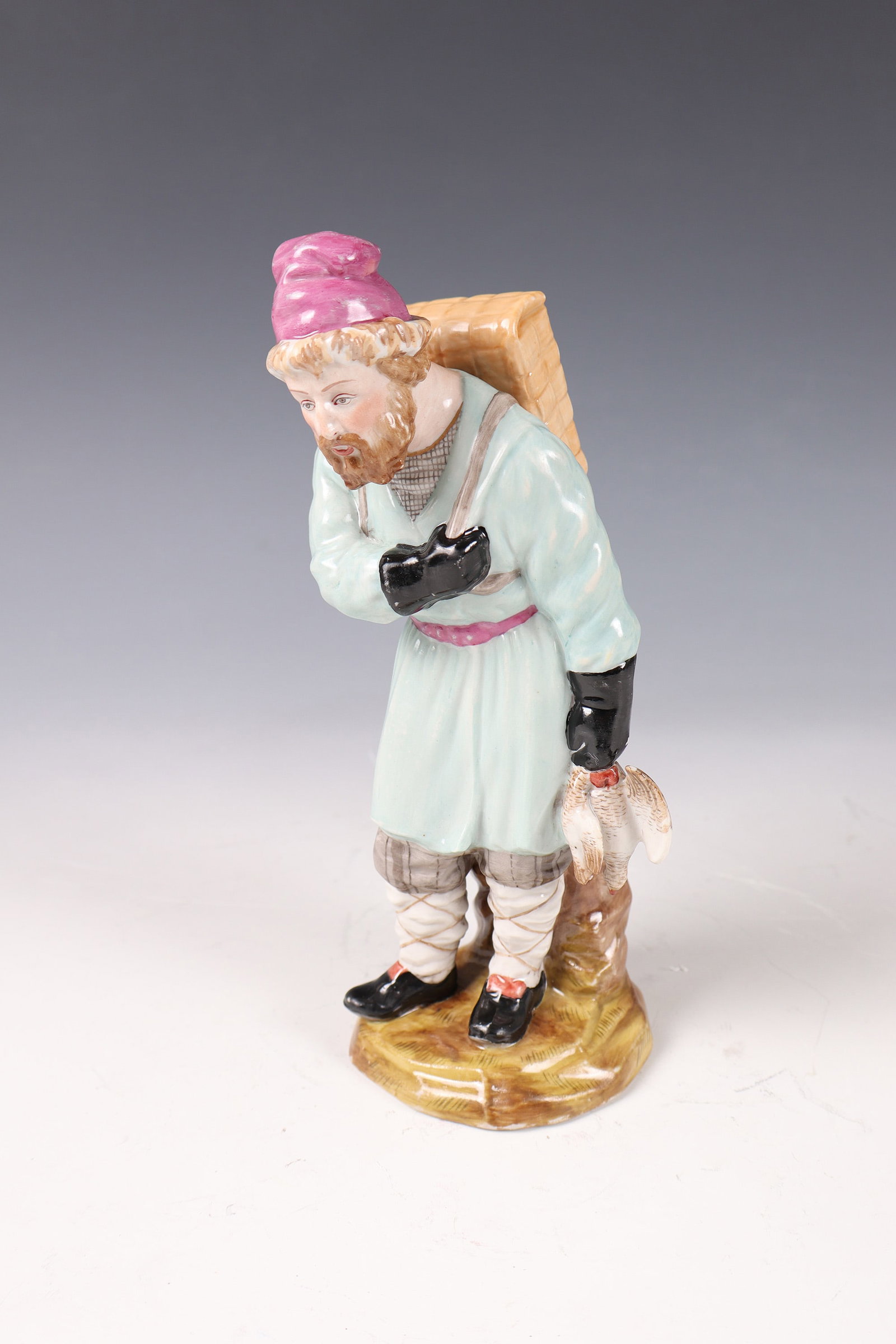Fowler: Vogeljäger St. Petersburg, Imperial Porcelain Manufactory, Catherine II (1762-1796) porcelain, polychrome overglaze painting. Hunter with killed bird in his left hand. In the stand underglaze blu