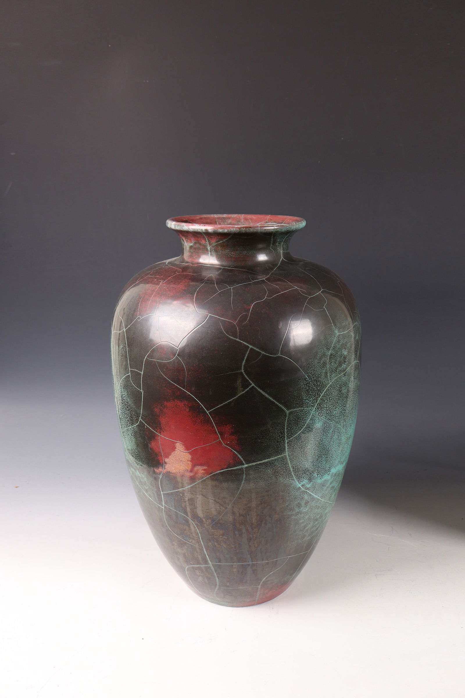 Floor vase: Floor vase Richard Uhlemeyer, c. 1950 Brown shards. Copper-tin glaze with crackle formation. On the bottom with original label remnants. H. 50 cm.