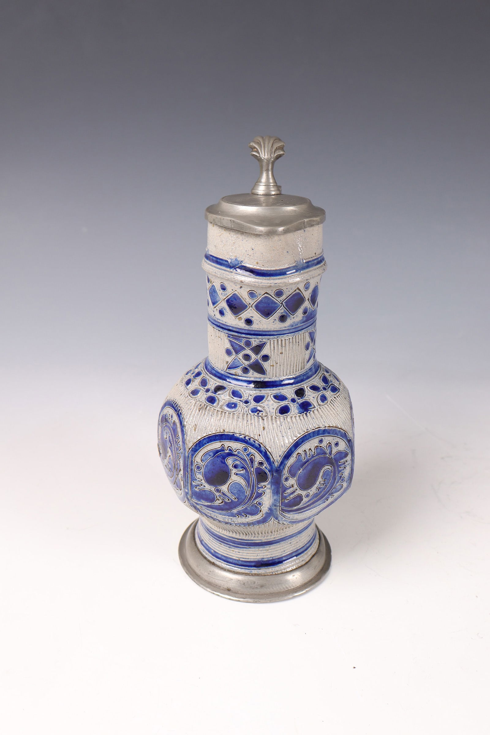 Enghalskrug: Enghalskrug Westerwald, dated 1727 Grey, salt-glazed stoneware with incised, blue-painted decoration: stylised floral decoration on the spherical, six-fold flattened belly. Above and below knee border