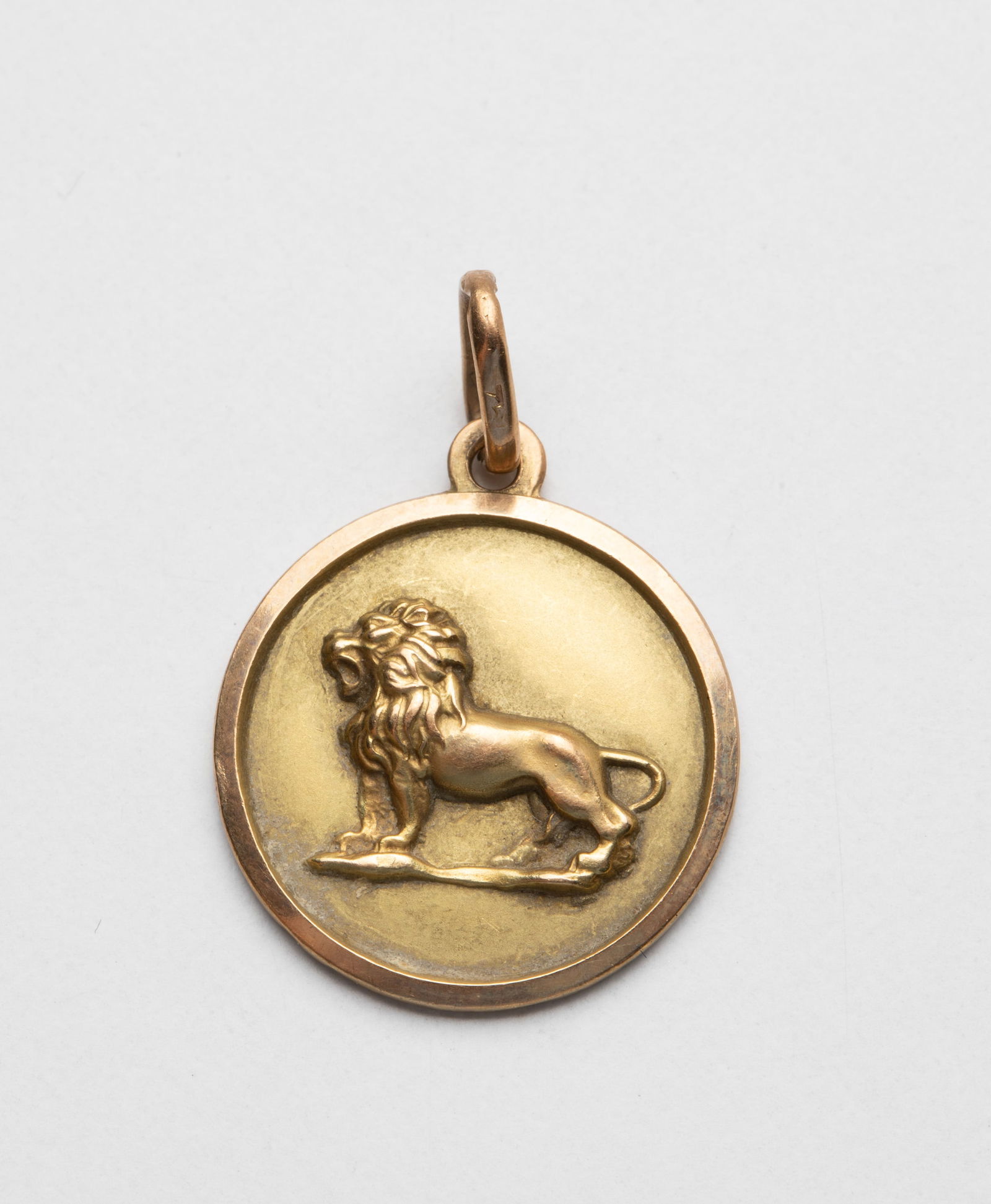 Pendant: Pendant 750 yellow gold medallion with zodiac sign ''Leo''. D. 17 mm. Length with continuous eyelet 2.5 cm.