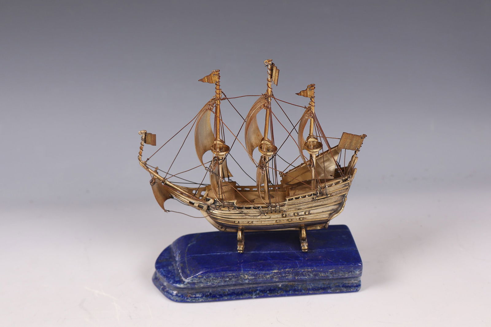 Three-master on lapis lazuli base: Three-master on lapis lazuli pedestal, probably Russia, 2nd half of the 19th century, silver-plated. Very finely crafted three-master made of gilded silver with raised sails. Mounted on oval lapis laz