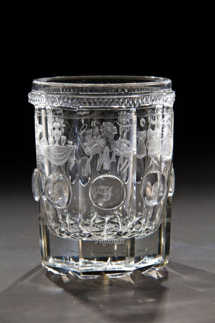 Hausfrauenbecher mit Namensinschrift ''Pauline'': Hausfrauenbecher mit Namensinschrift ''Pauline'' Nordböhmen, um 1825 In der Art der Kuglergraveure ausgeführter Becher. Farbloses, flächenfüllend schliffverziertes Glas. Stand gesteinelt und kreuz