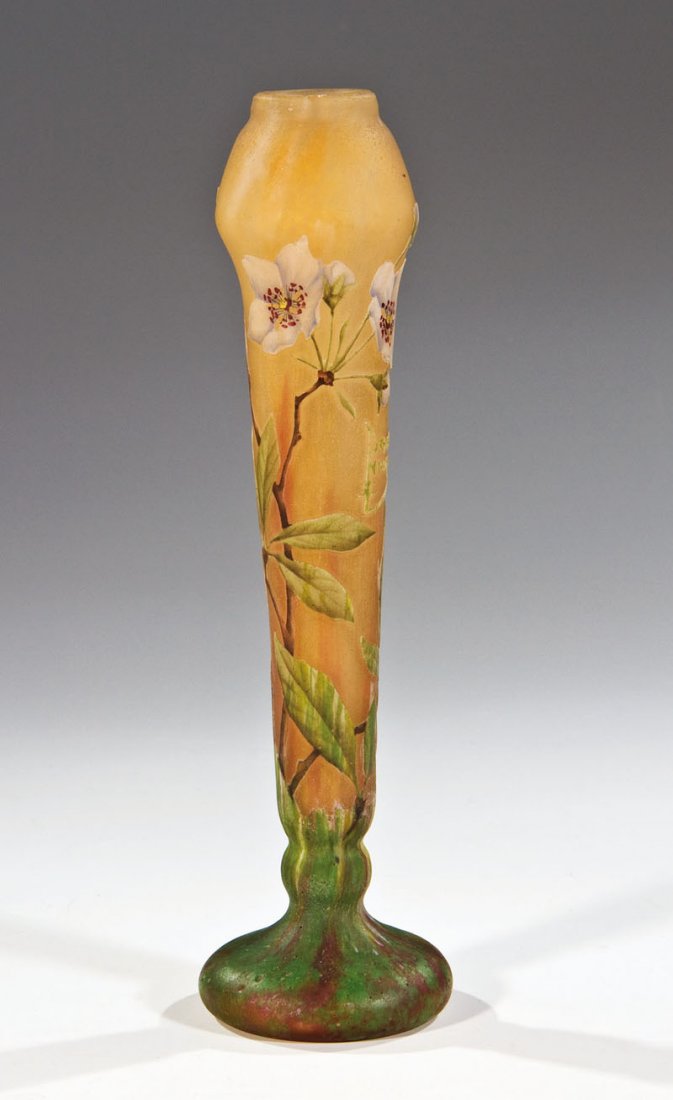 Vase mit Apfelblüten: Vase mit Apfelblüten Daum Frères, Nancy, um 1910 - 1915 Farbloses Glas, mit eingeschmolzenem Pulver in Gelb und Rot, Fuß mit kröselig aufgeschmolzenem Pulver in Grün, Rot und Weiß. Wandung mit f