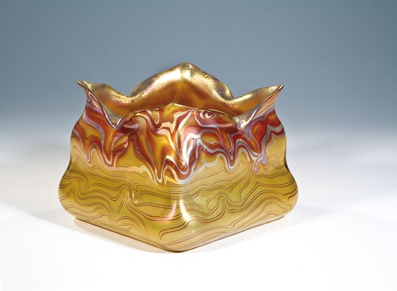 Seltene Vase ''Phänomen Gre 1/23'': Seltene Vase ''Phänomen Gre 1/23'' Franz Hofstötter (Dekor), Loetz Wwe., Klostermühle, 1902 Farbloses Glas, mit Gelbopal unterfangen. Umsponnen mit rostroten, unregelmäßig verzogenen Fäden, im o