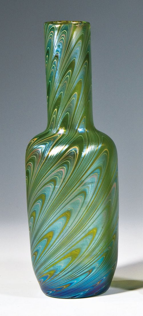 Vase ''Creta Phänomen Gre 7624'': Vase ''Creta Phänomen Gre 7624'' Loetz Wwe., Klostermühle, 1898 Grünes Glas, umsponnen mit silbergelben, diagonal verzogenen Fäden. Matt irisiert. Stand min. best. H. 25 cm Lit.: Passauer Glasmuse
