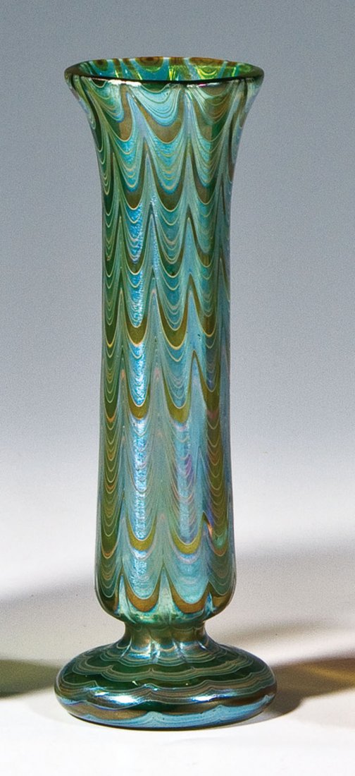 Väschen ''Creta Phänomen Gre 6893'': Väschen ''Creta Phänomen Gre 6893'' Loetz Wwe., Klostermühle, um 1898 Grünes Glas, umsponnen mit silbergelben Glasfäden. In zehnteiligem Rippenmodel zu Wellendekor verzogen. Matt irisiert. H. 16,