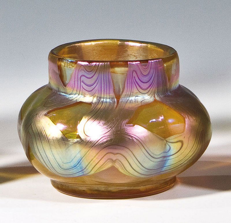 Väschen ''Gre 7773'': Väschen ''Gre 7773'' Loetz Wwe., Klostermühle, 1899 Farbloses Glas. Sechsfach gebauchter Korpus mit gelbgrünem Opal unterfangen, breit mit geädertem Silbergelb umsponnen und unregelmäßig nach ob