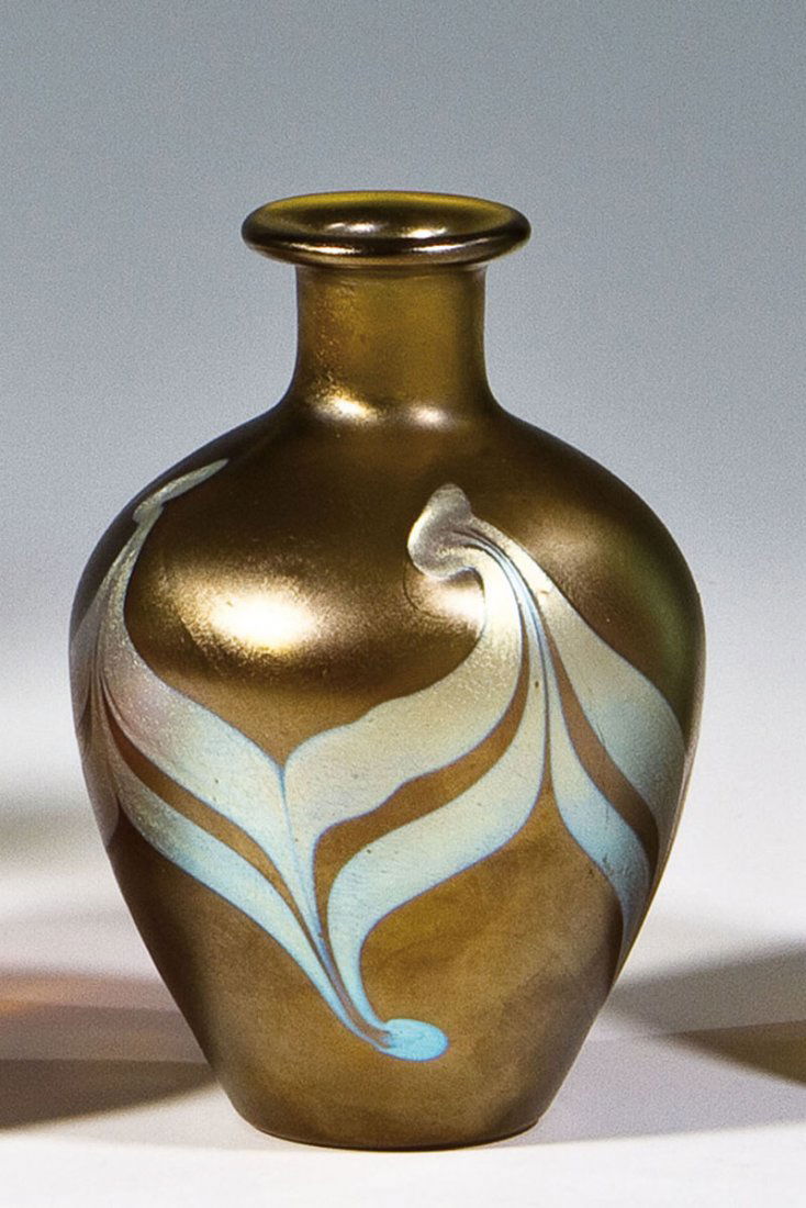 Väschen ''Bronce Gre 7801'': Väschen ''Bronce Gre 7801'' Loetz Wwe., Klostermühle, 1899 Rauchfarbenes Glas, umsponnen mit zwei geäderten Silberfäden, alternierend auf- und abwärts gezogen. Matt kupferfarben irisiert. H. 11,3