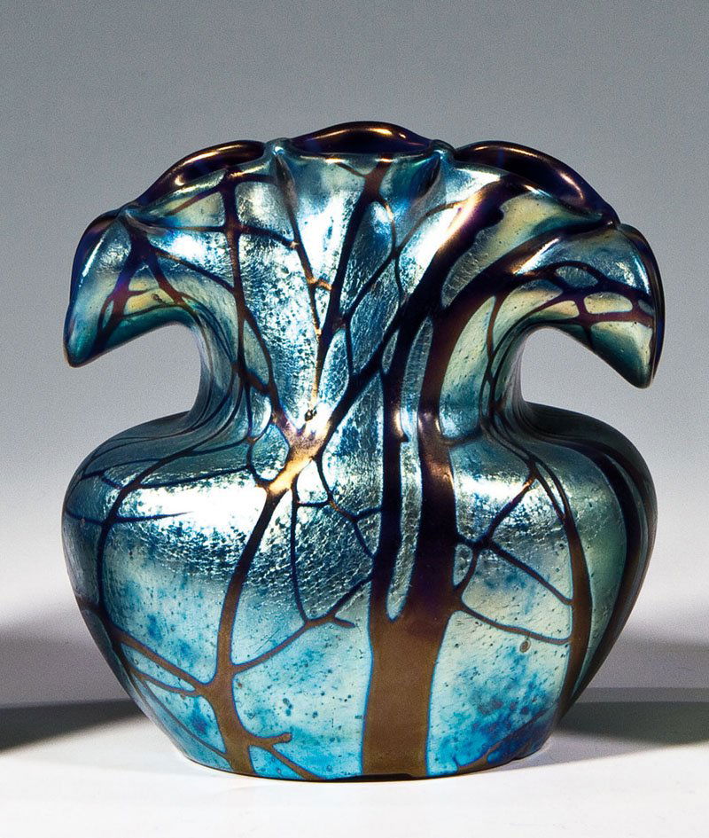 Tulpenvase ''Cobalt Pampas'': Tulpenvase ''Cobalt Pampas'' Loetz Wwe., Klostermühle, 1899 Kobaltblaues Glas mit aufgesponnenem, farblosem Netzdekor und silbergelber Pulveraufschmelzung. Fünf Tulpenfächer frei geformt. Matt iris