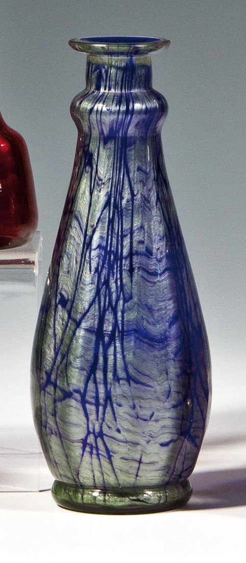 Väschen ''Carrageen blau Email m. pensée verl. Gre 2420: Väschen ''Carrageen blau Email m. pensée verl. Gre 2420'' Loetz Wwe., Klostermühle, um 1905/06 Farbloses Glas, kobaltblau unterfangen. Umsponnen mit mehrfach gekämmten, metallisch grün schimmernd