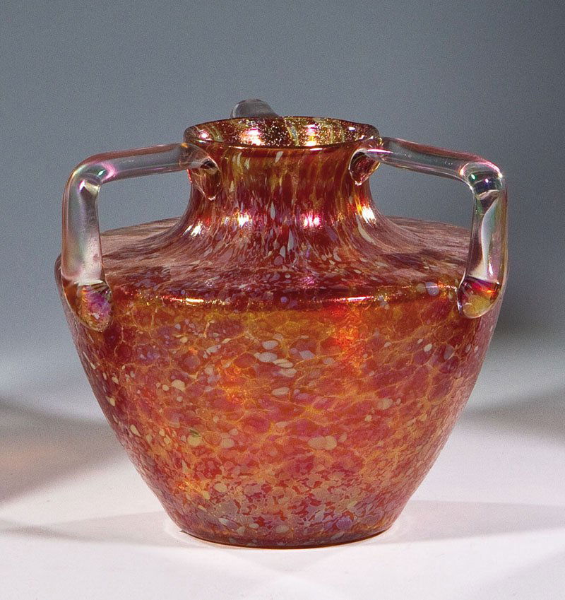 Zierhenkelvase: Zierhenkelvase Loetz Wwe., Klostermühle, um 1900 Farbloses Glas mit eingeschmolzener, fein gerissener Silberfolie und dichter Kröseleinschmelzung in Silbergelb und Rosaviolett. Die drei angesetzten