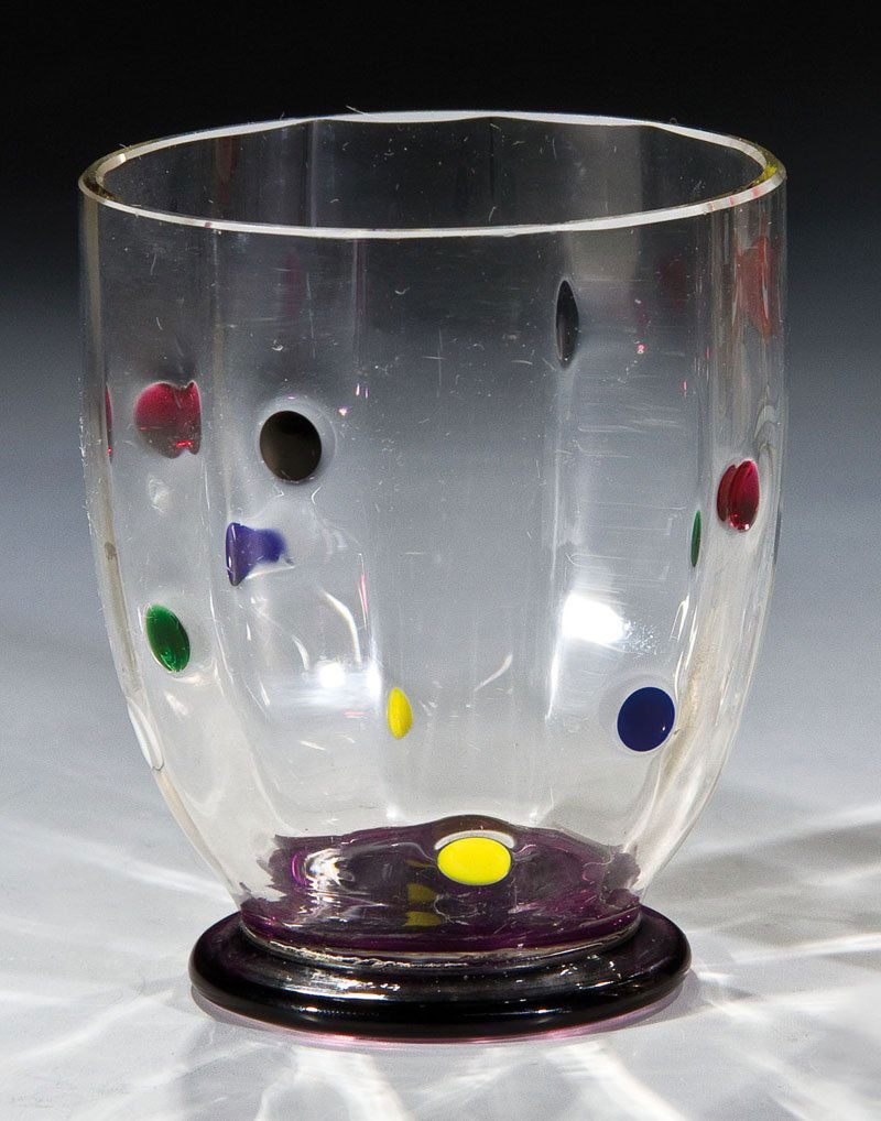 Wasserglas: Wasserglas Josef Hoffmann (Entwurf) um 1921, Wiener Werkstätte, (Ausführung), ab 1923 Farbloses, optisch geripptes Glas mit eingeschmolzenen Tupfen in Blau, Weiß, Grün, Gelb, Rot und Schwarzviolet