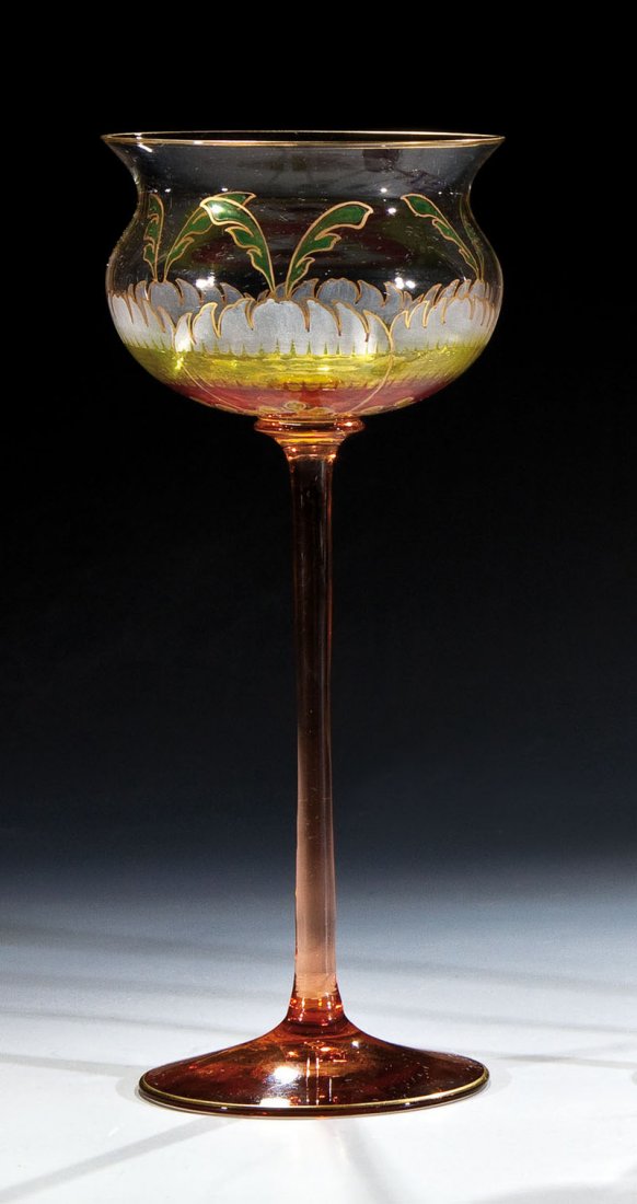 Stängelglas: Stängelglas Theresienthaler Krystallglasfabrik, um 1900 Fuß und Schaft aus lachsfarbenem, eingeschnürte Kuppa aus farblosem Glas. Auf der Kuppa umlaufend goldkonturierter Dekor in Transparentemailm