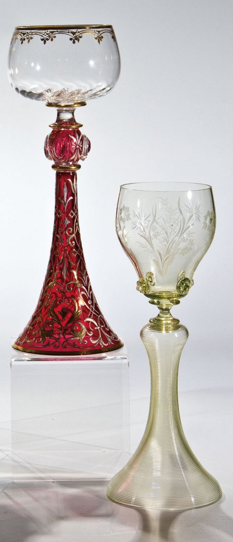 Zwei Römer: Zwei Römer Deutsch, um 1900 Farbloses Glas, roséfarben unterfangener Trompetenfuß mit flächenfüllendem floral-ornamentalem Dekor in Opakemail und Poliergold, Nodus mit aufgesetzten Nuppen, am Lip