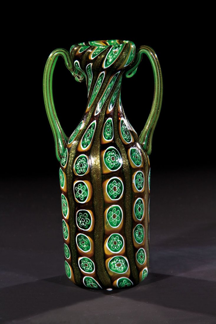 Zierhenkelvase: Zierhenkelvase Vittorio Zuffi & C., Murano, um 1895 - 1900 Farbloses Glas mit eingeschmolzenen Murrine in Grün, Weiß und Rot sowie Aventurinfäden. Frei angesetzte Henkel. H. 15,5 cm