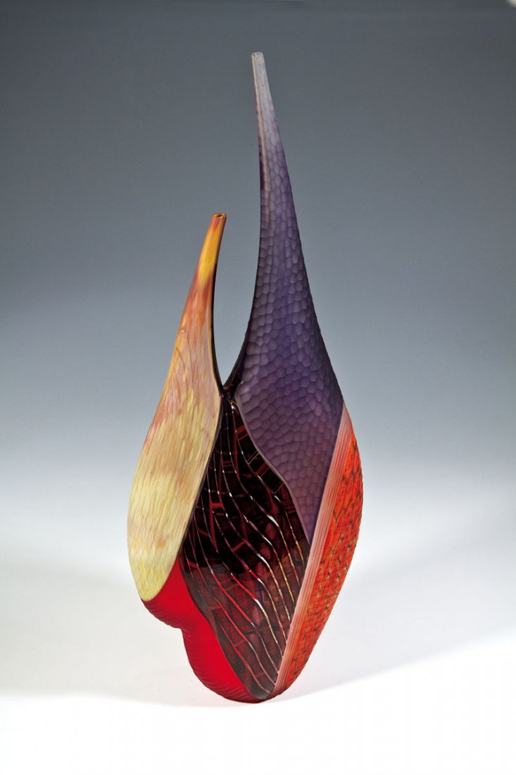 ''African Vessel'': ''African Vessel'' Davide Salvadore, um 2005 Farbloses Glas, mit Teilüberfängen in Rot und Violett sowie eingeschmolzenen breiten Murrine- und 'zanfirico' Bändern. In 'incalmo'- Technik angeschmolz
