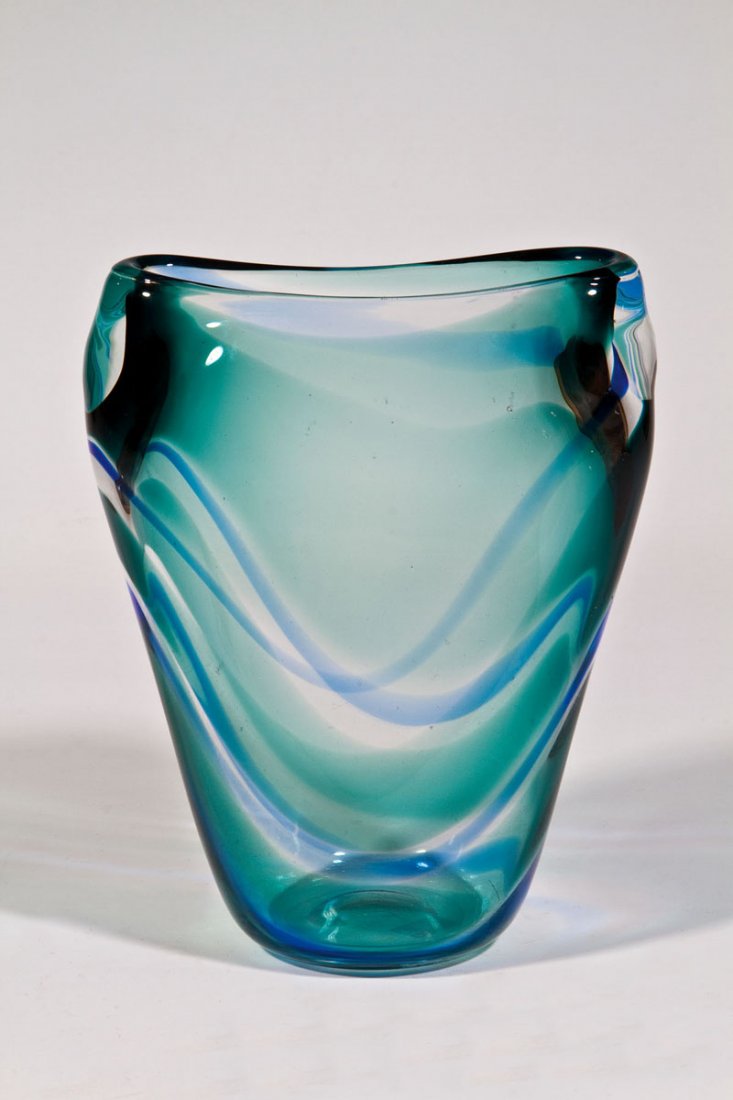 Vase ''Unica'': Vase ''Unica'' Floris Meydam (Entwurf), Leerdam, 50er Jahre Farbloses Glas, mit wellenförmig gezogener Bandeinschmelzung in Grün und Blau. Unterseite in Diamantriß bez.: LEERDAM UNCICA FMeydam I-I7