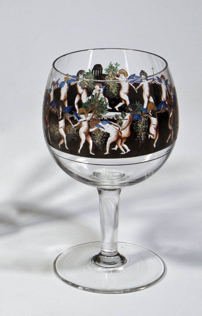 Pokal mit Putten: Pokal mit Putten Vetreria d'Arte Fontana (VEDAR), Mailand, um 1925/30 Farbloses Glas mit Schwarzlot- und bunter Transparentemailmalerei. Dekor: Puttenreigen. Radierte Binnenzeichnung. H. 19,5 cm