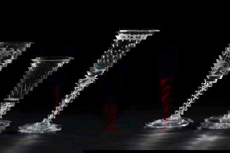 Mixed lot of three thread glasses: Mixed lot of three thread glasses, North German, 18th century, disc feet with tear-off. Upper with white spiral threads and threads made of gold ruby glass. Kuppa partly with gilded cut. H. 11 to 15.5