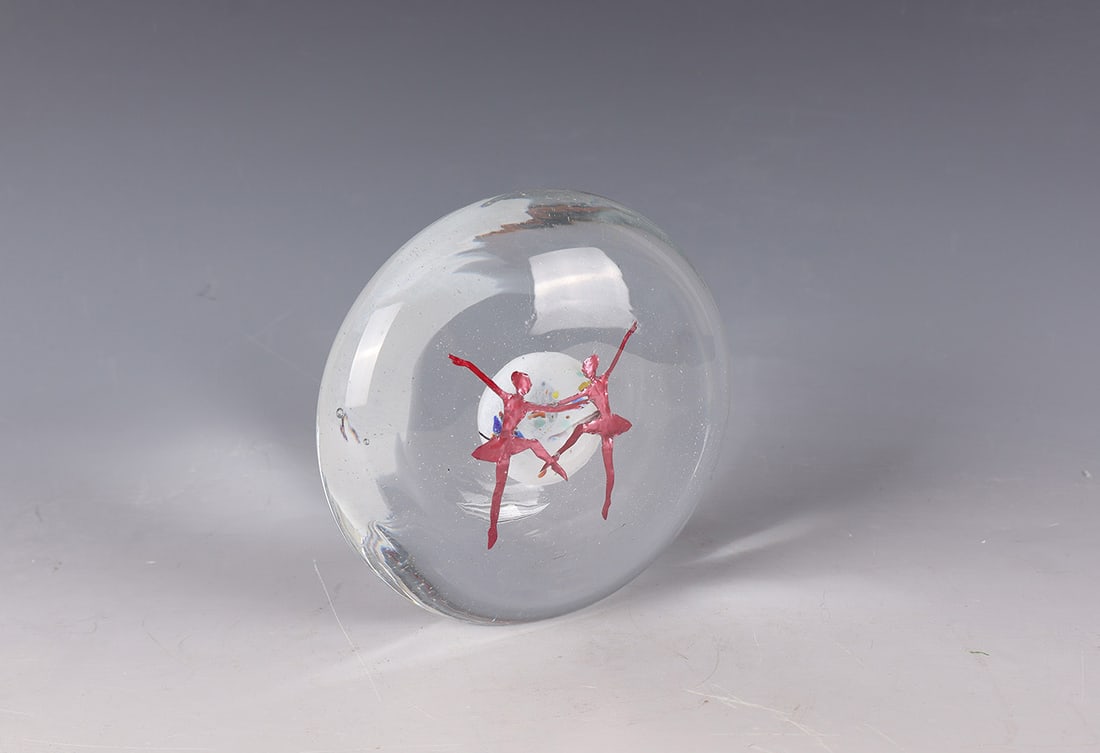 Object: Object: Probably Bertil Vallien, 20th century Colourless glass with melted dancers made of red-glazed copper and polychrome crumb melting. H. 14 cm; D. 15 cm.