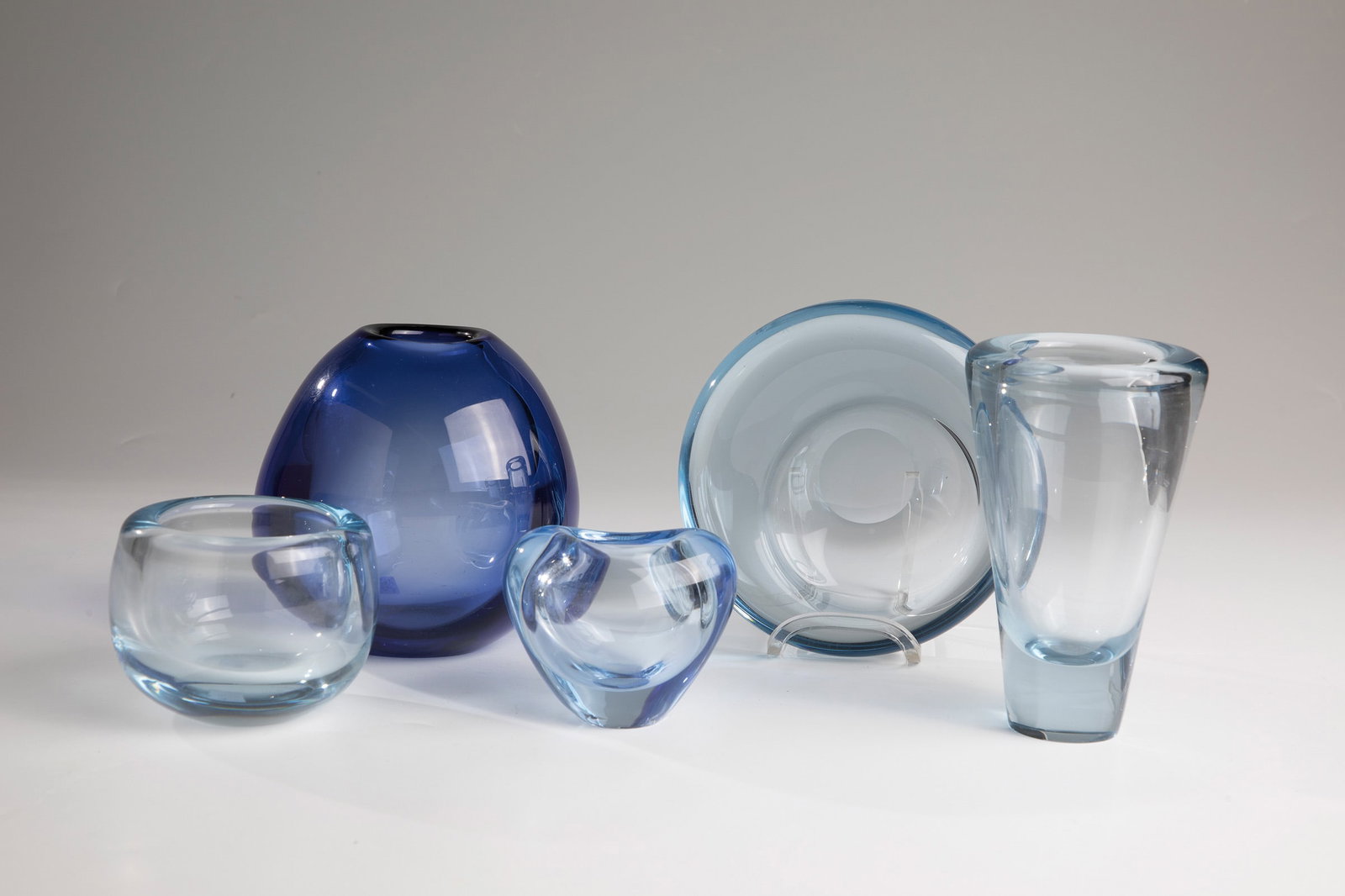 Collection: Five Vases and Bowls: Mixed lot: Five vases and bowls Holmegaard, 20th century Blue-tinted glass. In the ground inscribed: Holmegaard. H. 4 - 13 cm.