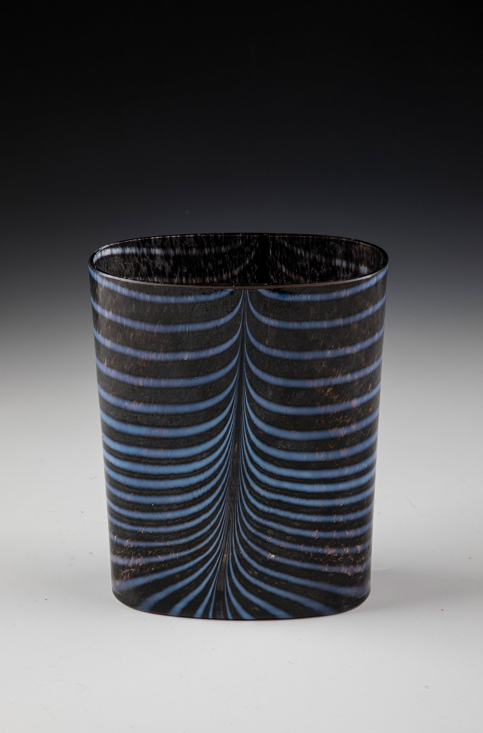 Vase: Vase Bertil Vallien, Kosta Boda Colourless glass with purple crumb melts and white threads in the roving technique. Original adhesive label from the manufactory. Inscribed under the stand: Boda Z... (