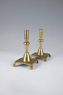 Pair of candlesticks on square stand: Pair of chandeliers on square stand Spain or Netherlands, around 1700 brass. Square plinth resting on four feet, partly slightly bent. Articulated baluster. Min. dented. H. approx. 21 cm