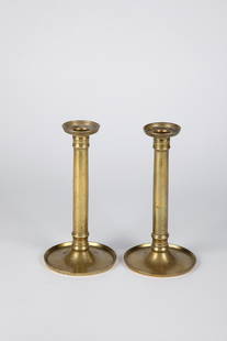 Pair of candlesticks: Pair of candlesticks, 1st half of the 19th century, brass. Plate base, profiled stem shaft. Drip tray. H. 22.5 cm