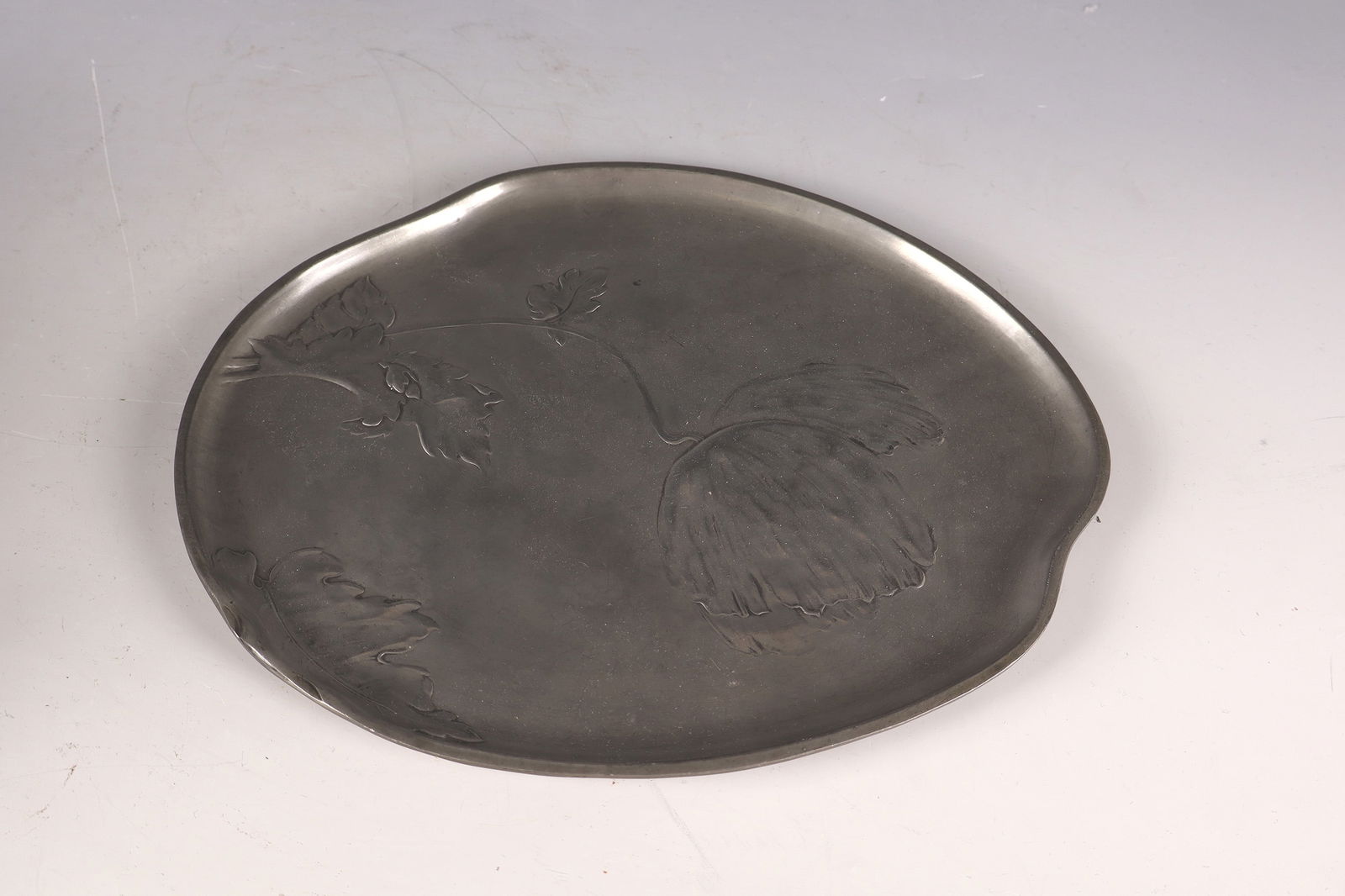 Decorative bowl with poppy seeds: Decorative bowl with poppy Hugo Leven (design), J.P. Kayser & Sohn (execution), c. 1899 pewter, cast. Decoration in flat relief in the mirror: poppy blossom. Oval company casting mark and model number