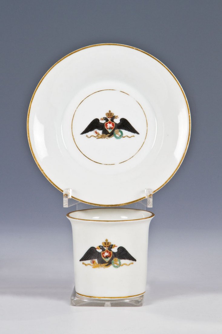 Tasse und Untertasse aus dem Krönungsservice Alexander : Tasse und Untertasse aus dem Krönungsservice Alexander III. St. Petersburg, Kaiserliche Porzellanmanufaktur, Periode Alexander III./Nikolaus II. Porzellan. Im Spiegel und auf der Wandung Doppelkopfad