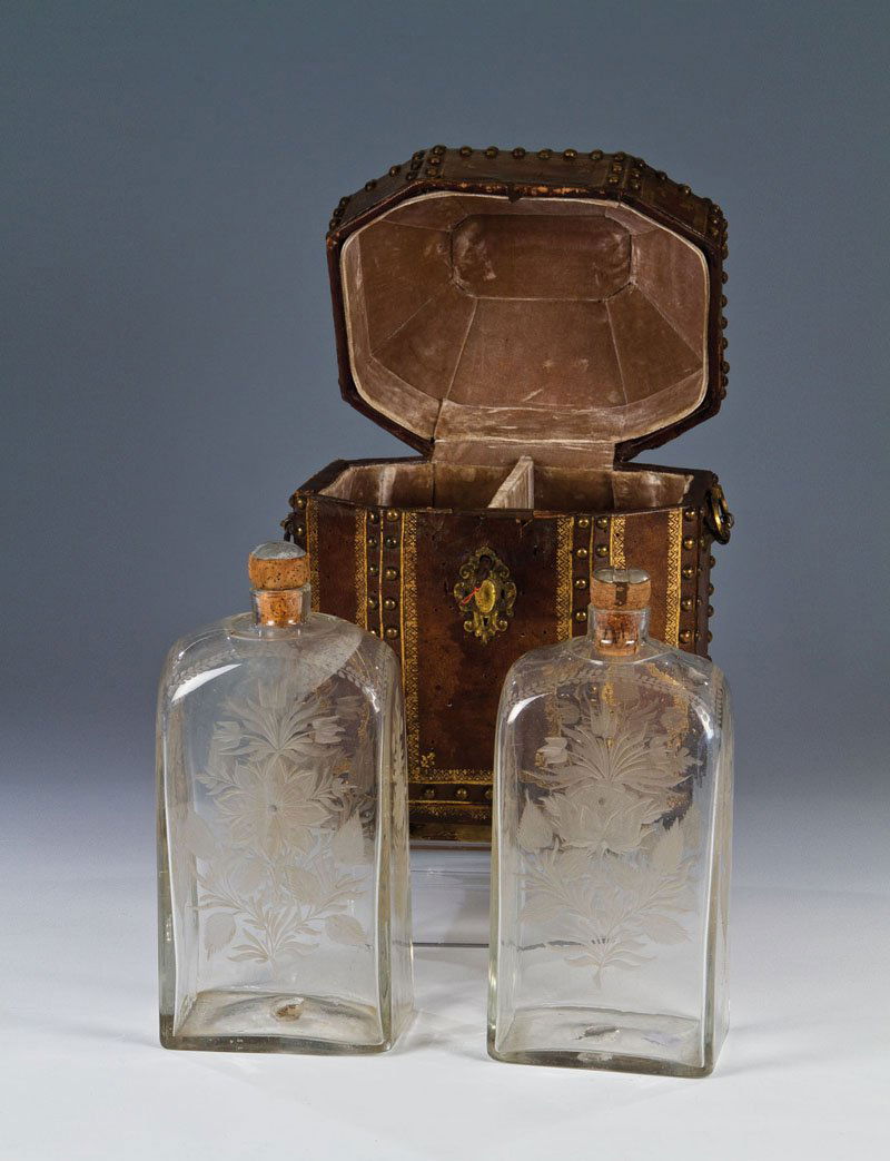 Paar Wodka-Flaschen im Flaschenkasten (1 of 1)