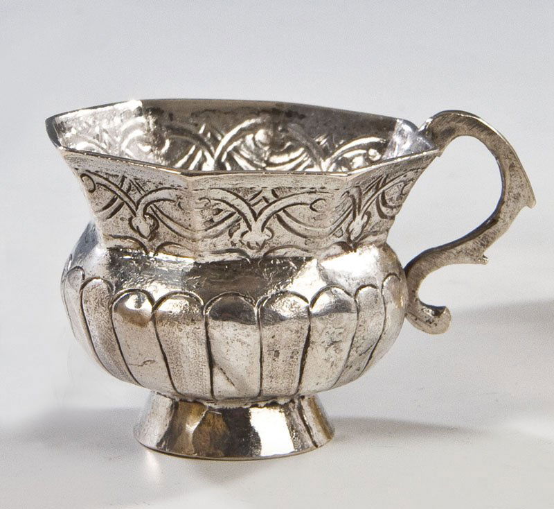 Tscharka: Tscharka Moskau, um 1770 Silber, getrieben. Im Querschnitt runder, gebauchter Korpus mit oktagonal ausgestellter Mündung. Gravierter Rosettendekor und verschlungene Blattranken auf punziertem Fond. D