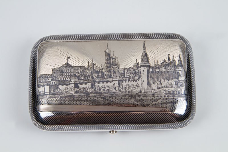 Feines Niello-Zigarettenetui mit Ansicht des Moskauer K: Feines Niello-Zigarettenetui mit Ansicht des Moskauer Kremls Moskau, 1876 Silber, innen vergoldet. Rechteckige Form mit abgerundeten Ecken. Auf dem Scharnierdeckel fein in Niello ausgeführte Ansicht