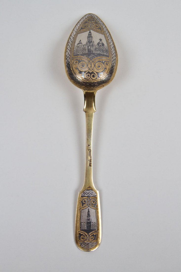Großer Niello-Löffel mit Stadtansicht: Großer Niello-Löffel mit Stadtansicht Moskau, Nikolai Gurjanow, 1874 Silber, vergoldet. Die Rückseite der ovalen Laffe mit niellierter Architekturansicht sowie Volutenranken auf punziertem Fond ver