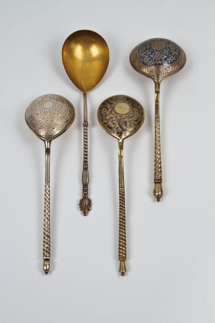 Vier große Löffel: Vier große Löffel Moskau, 2. Hälfte 19. Jh. / Kiew, 1. Hälfte 20. Jh. Silber, teils vergoldet. Die Laffenrückseite teils in feinem Niello-Dekor ausgeführt: Volutenranken und Blüten sowie geomet