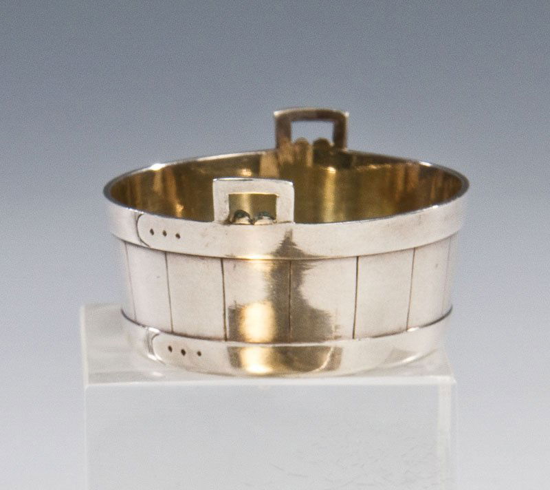 Trompe l'oeil-Salière: Trompe l'oeil-Salière Russland, um 1900 Versilbert. In Form eines Holztroges gearbeitet und graviert. Innen vergoldet. H. 3,2 cm A silvered trompe l'oeil salt in the form of a wood barrel. Gilt inter