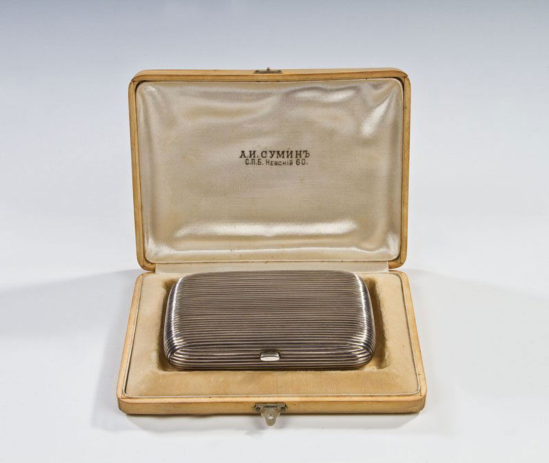 Zigarettenetui: Zigarettenetui St. Petersburg, Ende 19. Jh. Silber, innen vergoldet. Rechteckige Form mit abgerundeten Ecken. Beidseitiger Rillendekor. Punziert mit Stadtmarke, Feingehalt ''84'' und Meisterzeichen ''