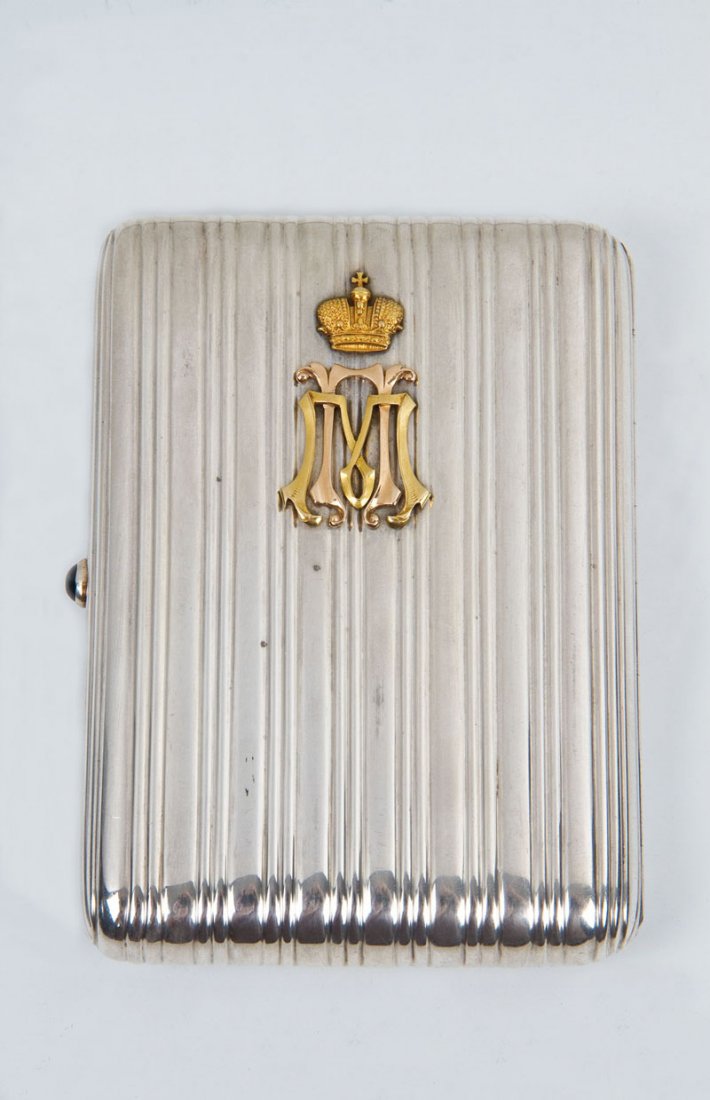 Zigarettenetui aus dem Besitz der Herzogin Marie Alexan: Zigarettenetui aus dem Besitz der Herzogin Marie Alexandrowna St. Petersburg, 1896-1908 Silber, innen vergoldet. Rechteckige Form mit abgerundeten Ecken. Beidseitiger Rillendekor. Auf dem Scharnierdec