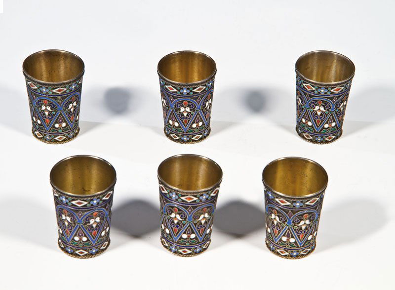 Sechs Cloisonné-Email-Wodkabecher: Sechs Cloisonné-Email-Wodkabecher Moskau, Gustav Klingert, 1888 Silber, vergoldet. Auf der konischen Wandung geometrische Bordüren und stilisierte Blütenmotive in Blau, Rot, Weiß und Grün auf pun