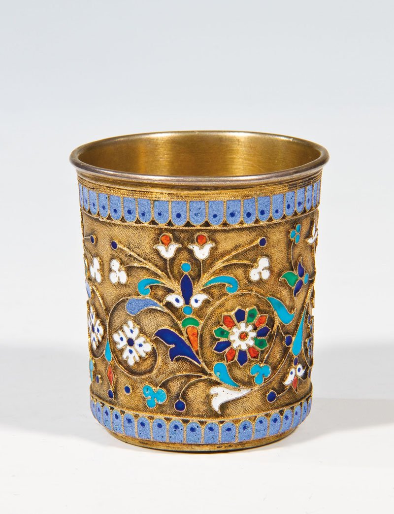Cloisonné-Email-Becher: Cloisonné-Email-Becher Moskau, wohl Iwan Saltikow, 1891 Silber, vergoldet. Auf der nahezu konischen Wandung von blauen Zungenfriesen gerahmte, stilisierte Blütenranke in buntem Cloisonné-Email auf
