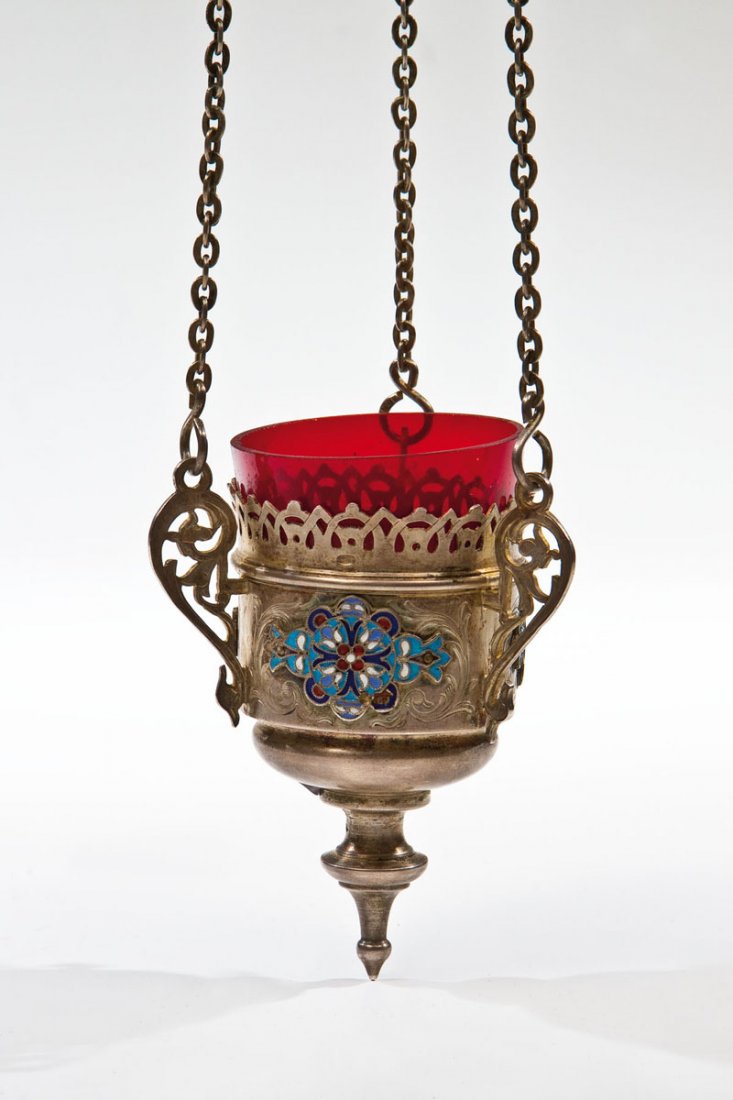 Cloisonné-Email-Ikonenlampe: Cloisonné-Email-Ikonenlampe Moskau, Adrian Terentewitsch Iwanow, 1896-1908 Silber. Im Querschnitt runde Form. Auf der Wandung drei applizierte, in Blau, Weiß und Rot emaillierte Plaketten mit stilis