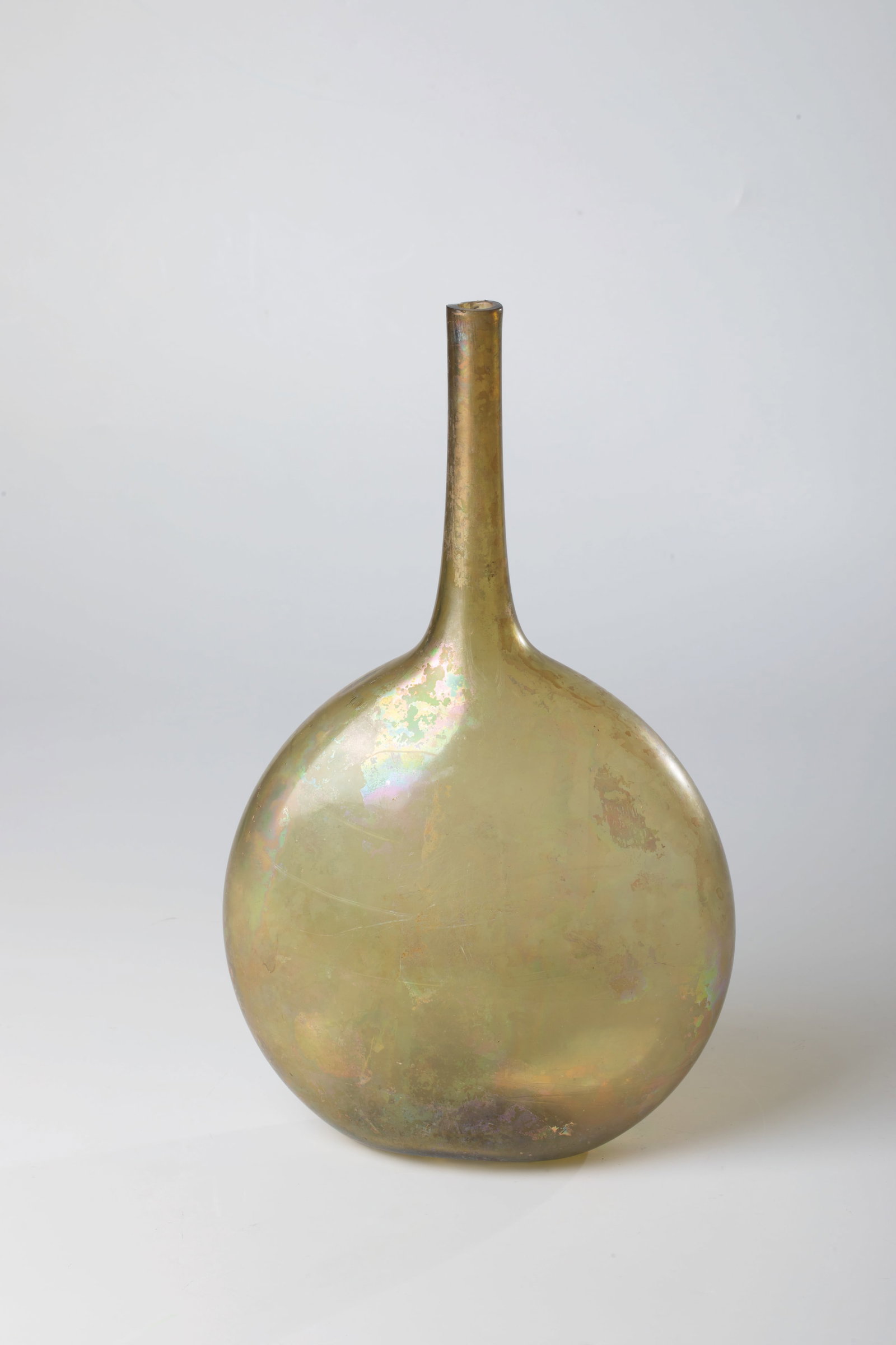 Flat bottle: Flat bottle Netherlands, Spa, c. 1700 Olive-coloured, partly iridescent glass. Slightly raised floor with tear-off. Pouch bottle strongly flattened on both sides with sharp-edged muzzle rim. H. 28.5 c
