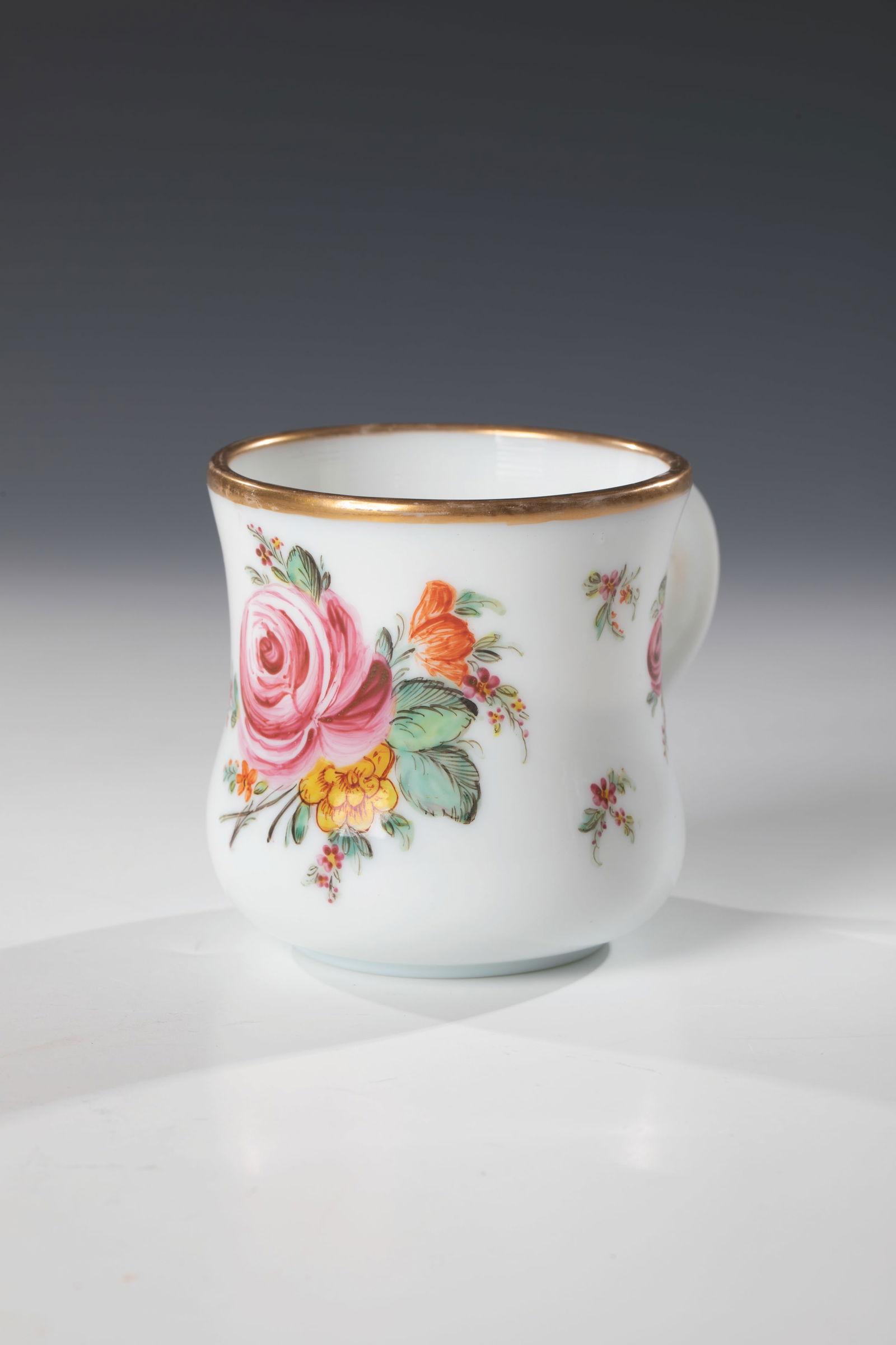 Mug: Mug Silesia, 18th century, frosted glass with tear-off. Standring. On the slightly waisted wall, floral décor in polychrome enamel painting. Appliquéd handle with folded end. Gold-plated lip rim. H.