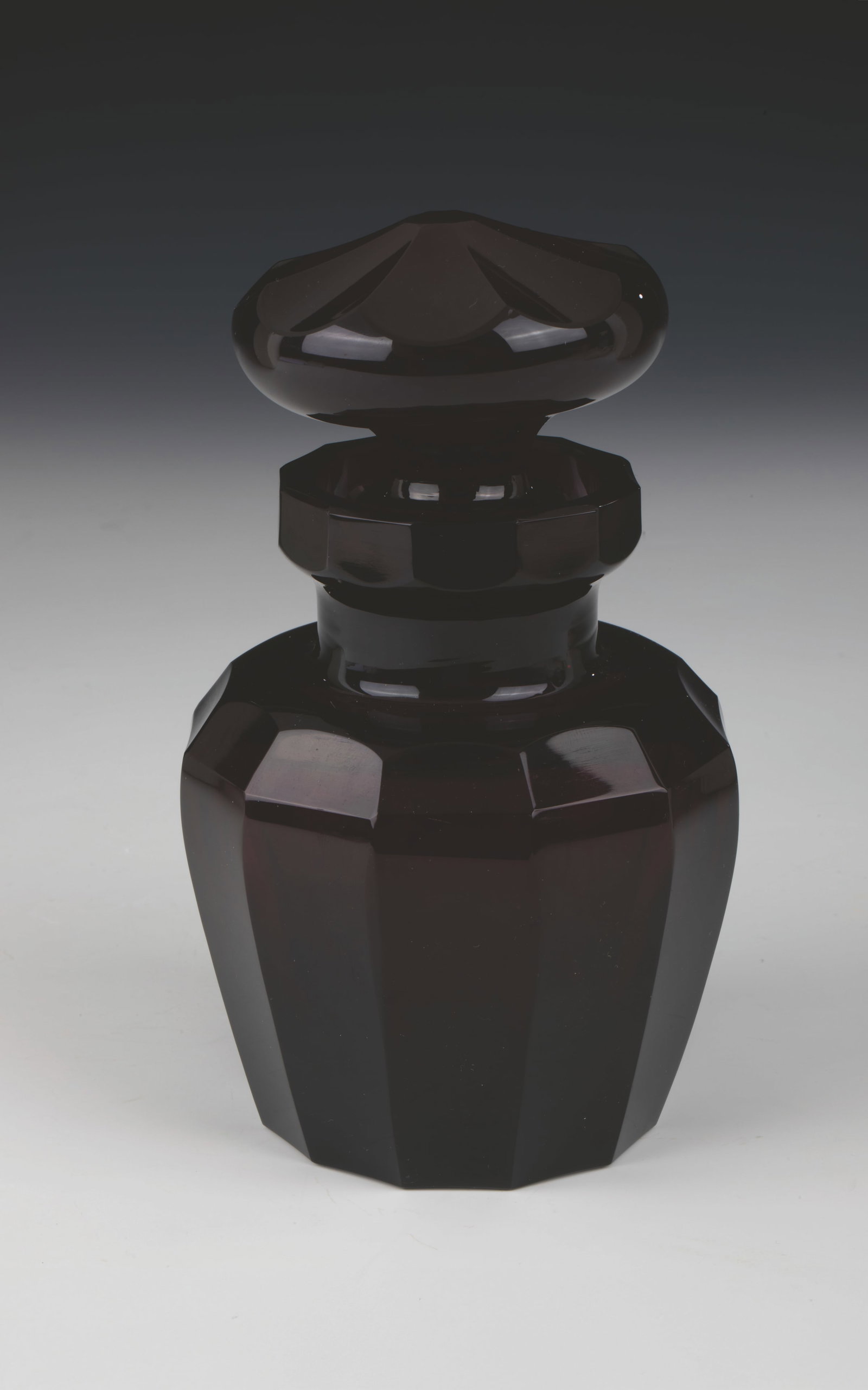 Flacon: Bottle Bohemia, 1830-1850 Gold ruby glass. Multi-facted wall. H. 17 cm.