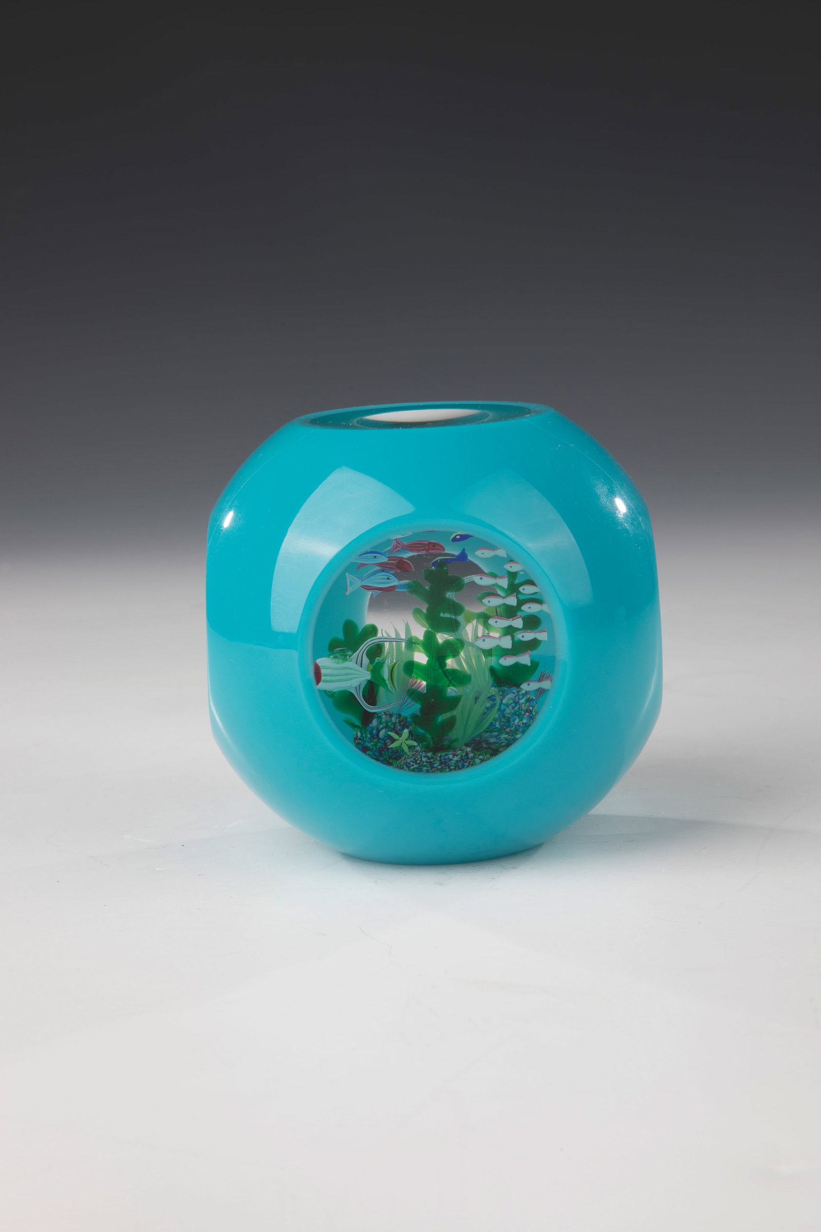 Paperweight: Paperweight Saint Louis, 2002 Square shaped glass with turquoise overlay and underwater view. On the ground signature cane ''SL 2002''. D.8.5cm.