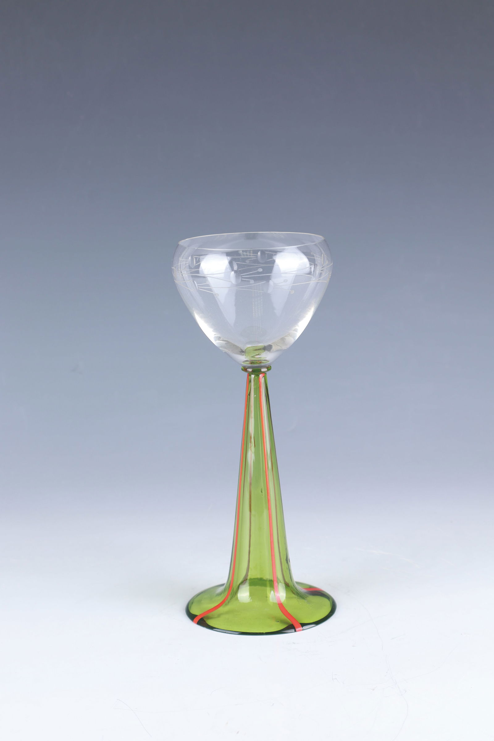 Stem jar: Stem glass Richard Riemerschmid (shape design), Krystallglasfabrik Benedikt von Poschinger, Oberzwieselau, 1900 The trumpet-shaped shaft made of green glass, open at the top, with four melted threads