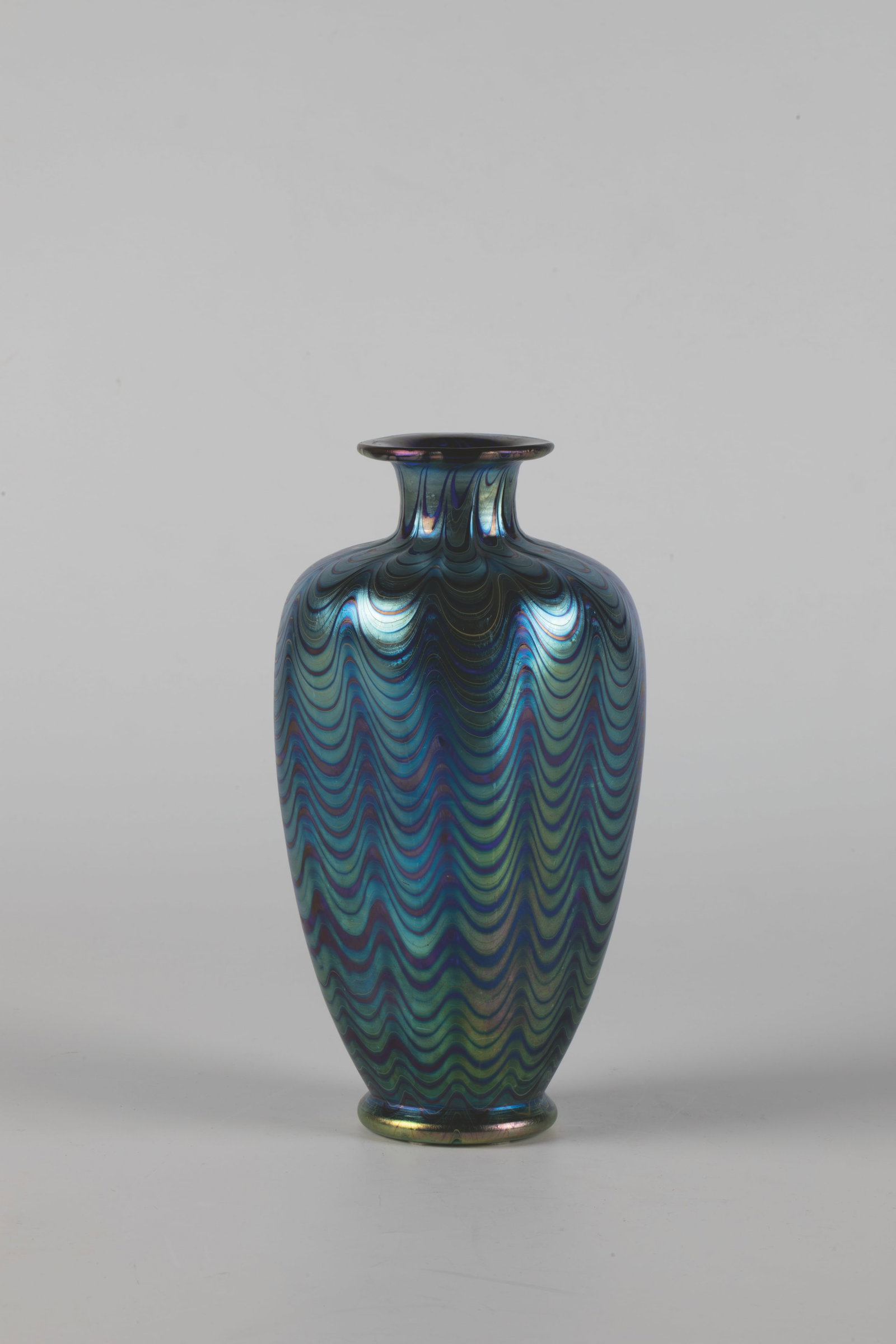 Vase ''cobalt phenomenon Gre 6893'': Vase ''cobalt phenomenon Gre 6893'' Loetz Wwe., Klostermühle, around 1898 Colourless glass with cobalt blue underlay, the colourless top layer spun silver-yellow. In a ten-piece ribbed model, warped