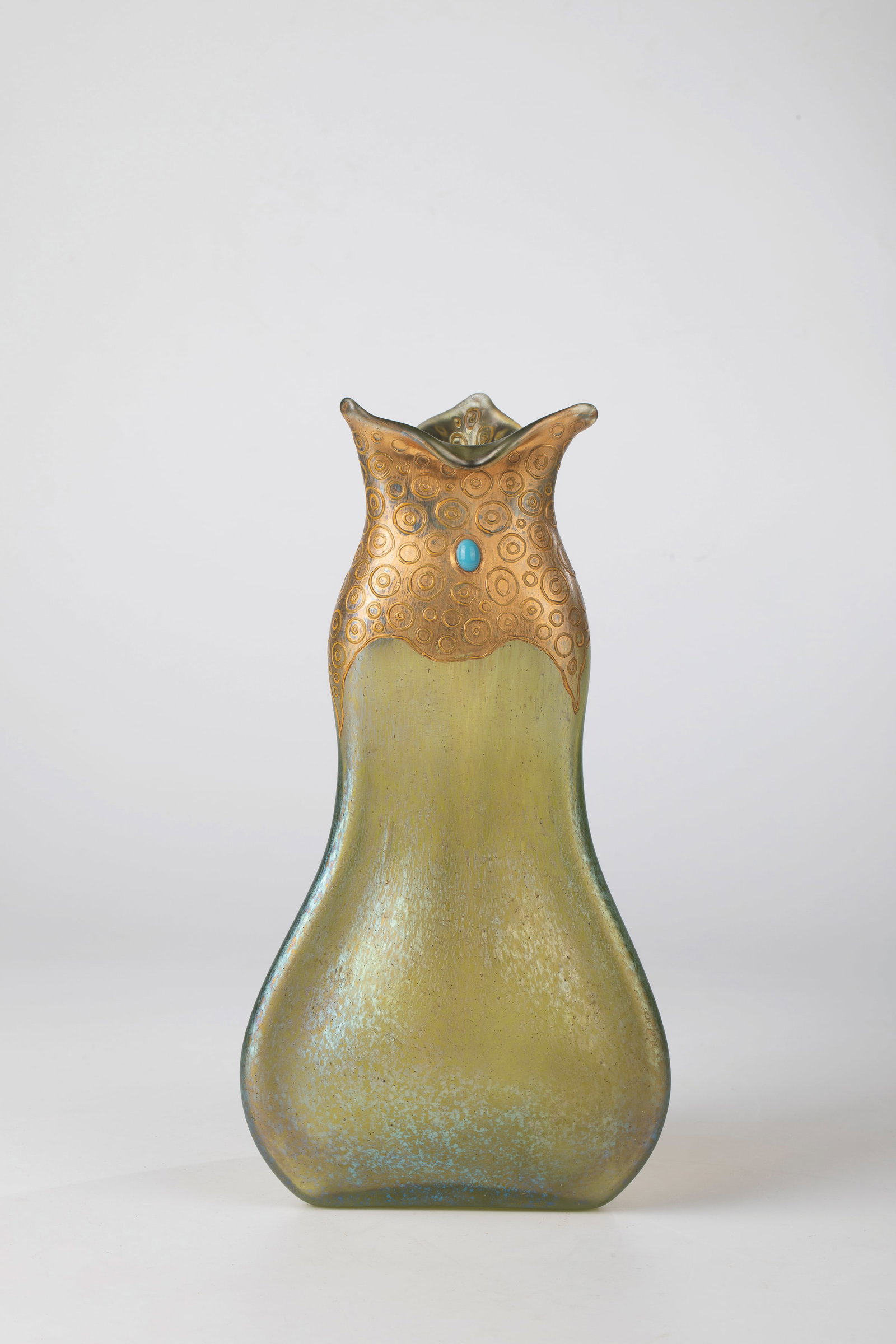 Vase: Vase Loetz Wwe., Klostermühle, c. 1900 Green glass with fine silver-yellow crumble melting. Matt iridescent. Below the triple-warped mouth, there is a circular decoration made of gold-heightened reli