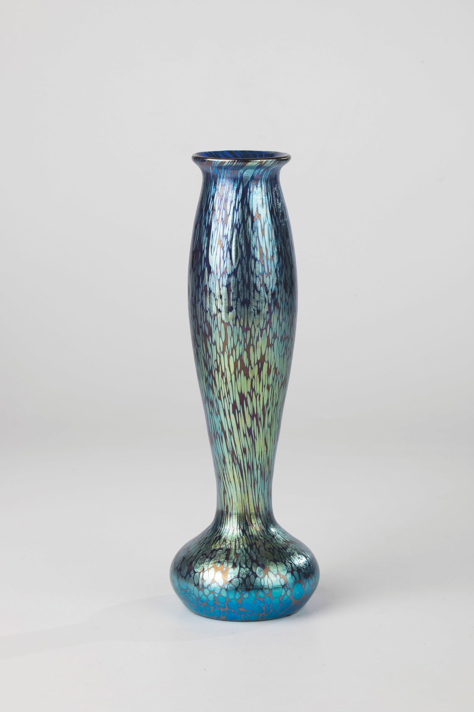 Vase ''Cobalt Papillon'': Vase ''Cobalt Papillon'' Loetz Wwe., Klostermühle, c. 1900 Cobalt blue glass with silver-yellow crumble melting. Matt iridescent. H. 21 cm.